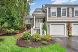 Trusted landscape design experts serving Dundee, MI - Flower landscaping