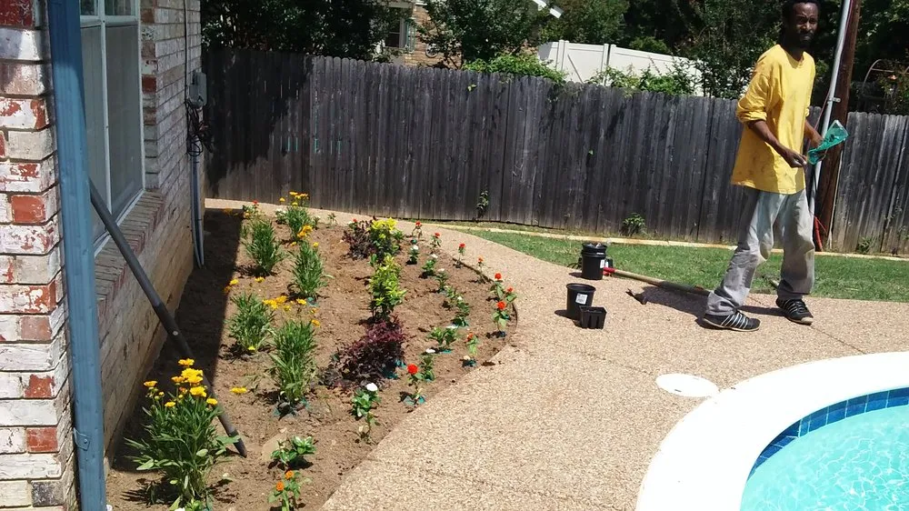 Professional residential landscaping experts serving Grapevine, TX - Flowerbeds Landscaping Clean Trim Mulch