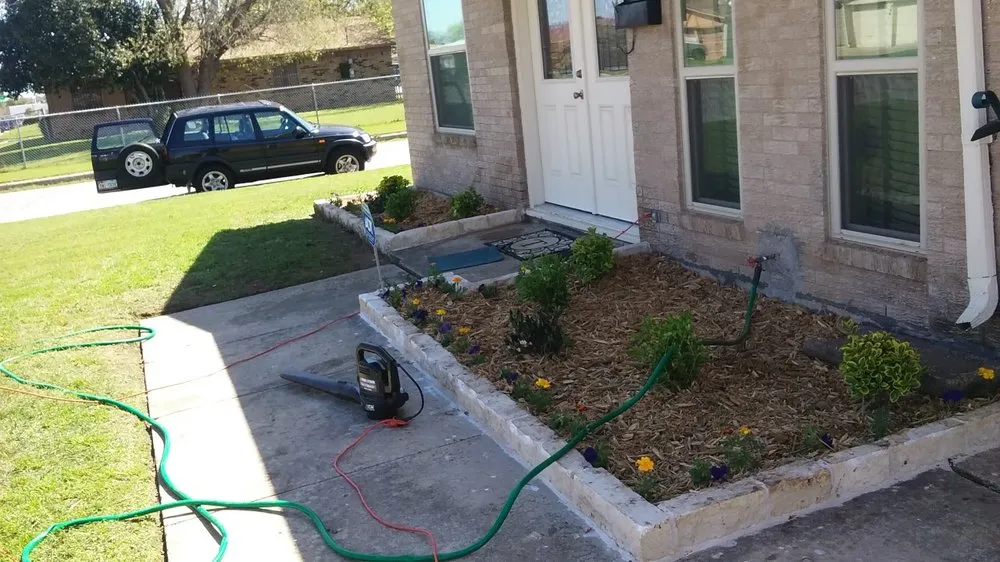 Affordable outdoor landscaping in Grapevine, TX - Flowerbeds Landscaping Clean Trim Mulch