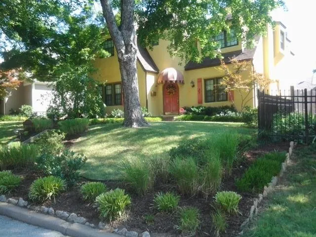 Professional yard cleanup service for beautiful yards in Broken Arrow, OK by Flowerbeds R Us