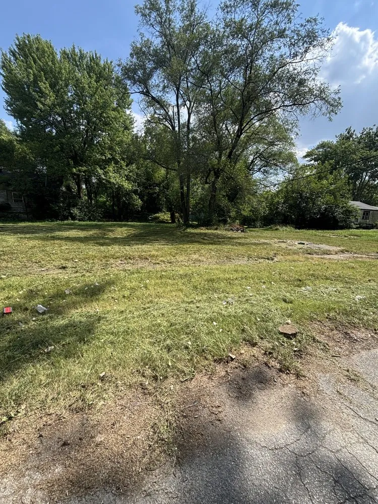 Trusted yard maintenance near you in Collinsville, IL by FM Land and More