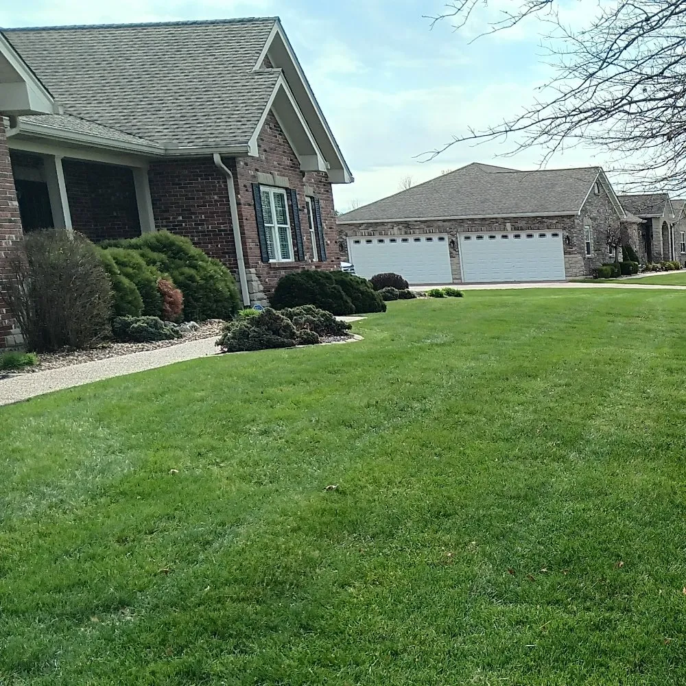 Reliable yard cleanup service for homes in Troy, MO by FM Lawn & Leaf