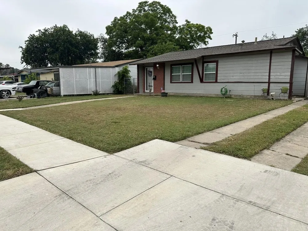 Local lawn care service near you in San Antonio, TX by FNT Lawn Care