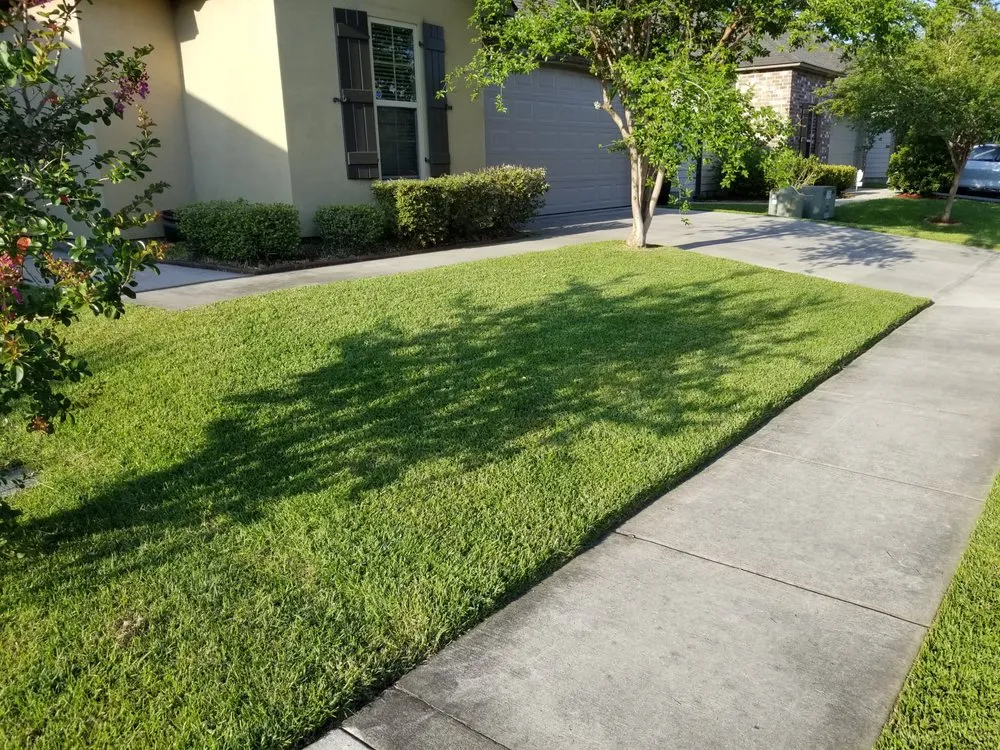 Affordable lawn mowing service experts serving Baton Rouge, LA - Follins Lawn Care