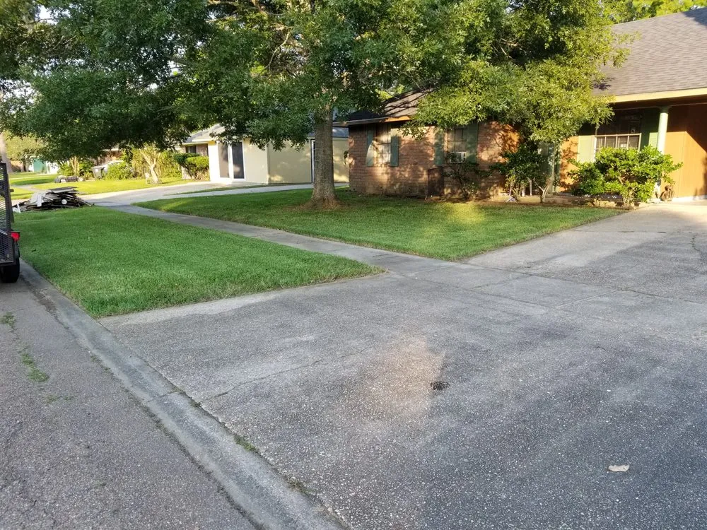 Expert lawn mowing service in Baton Rouge, LA - Follins Lawn Care