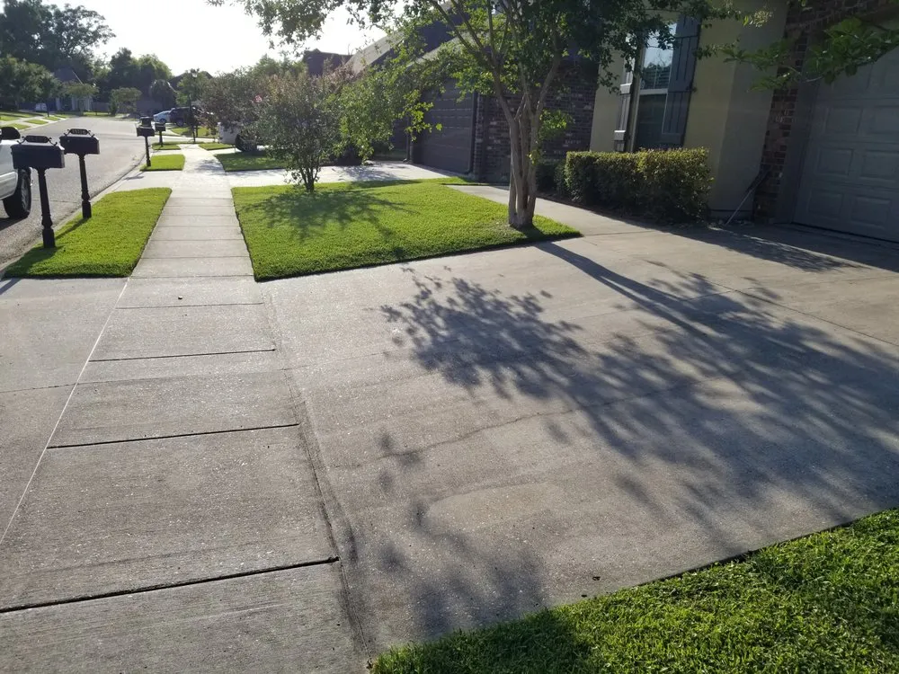 Custom lawn mowing service for residential properties in Baton Rouge, LA by Follins Lawn Care