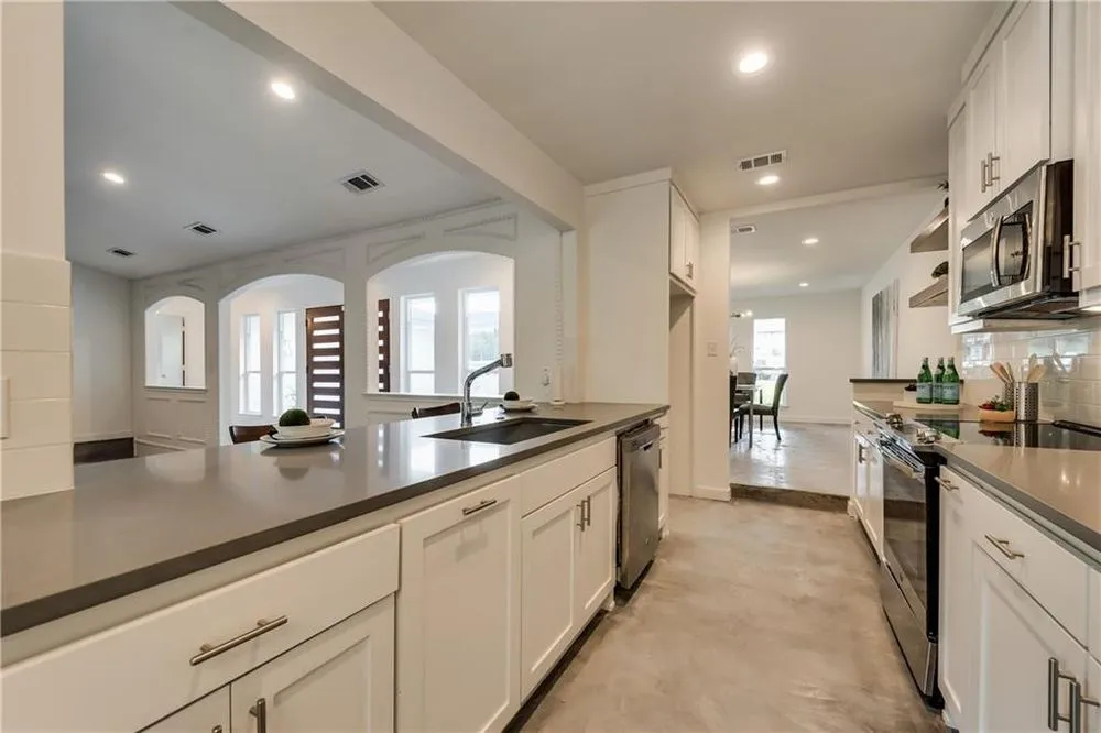 Trusted lawn care service experts serving Bay Saint Louis, MS - Foreman Coast Living