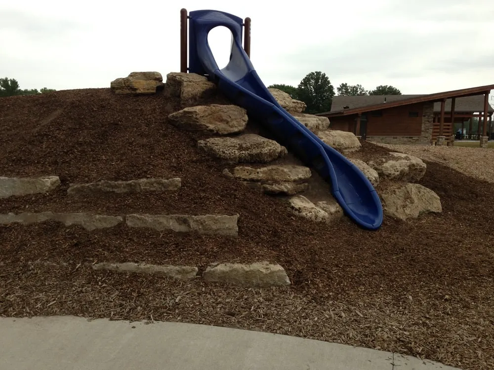 Custom yard cleanup service in De Soto, KS by ForeverLawn Kansas City