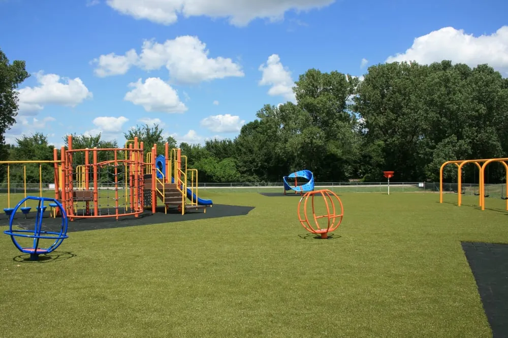 Custom lawn care service experts serving De Soto, KS - ForeverLawn Kansas City