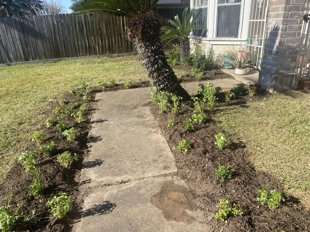 Expert outdoor landscaping experts serving Rosharon, TX - Fort Bend Construction and Grounds