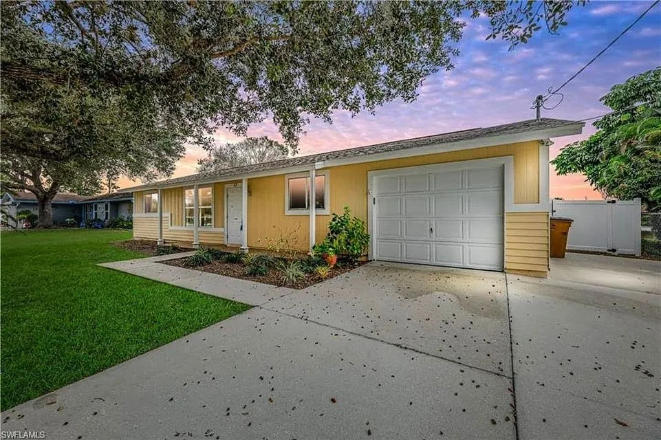 Top-rated yard cleanup service for homes in Fort Myers, FL by Fort Myers Lawncare