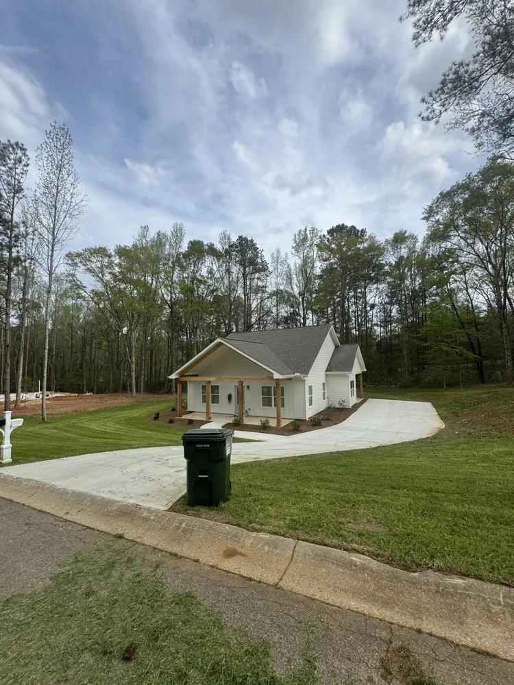 Affordable garden landscaping for residential properties in Elberton, GA by Fortson Deluxe
