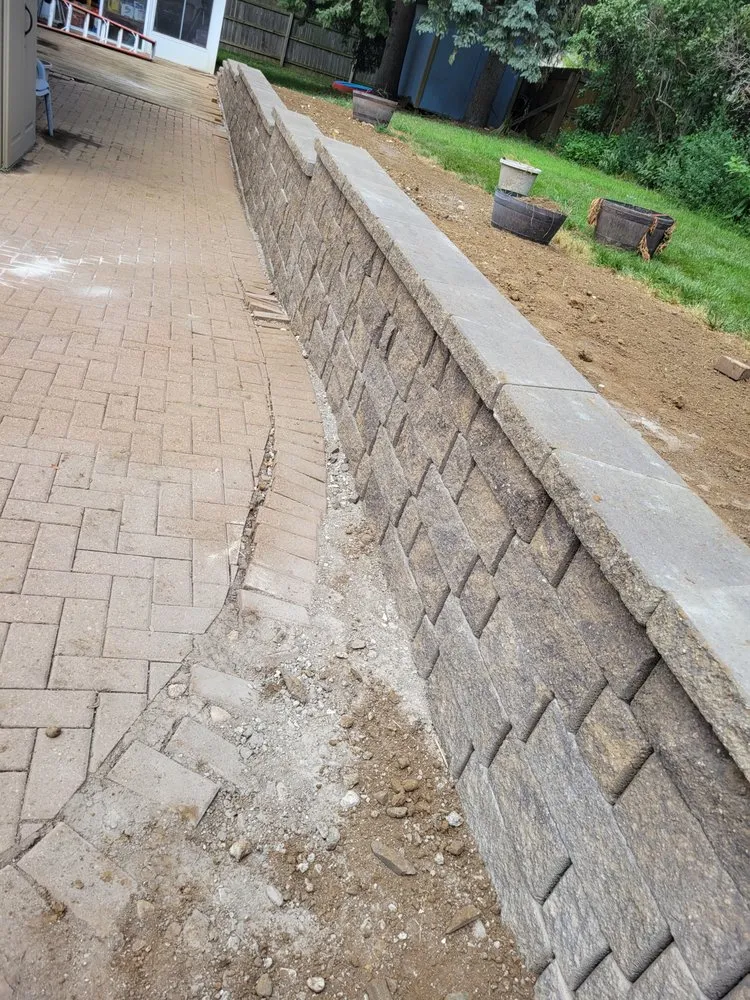 Custom landscaping services for homes in Omaha, NE by Francia Hardscapes