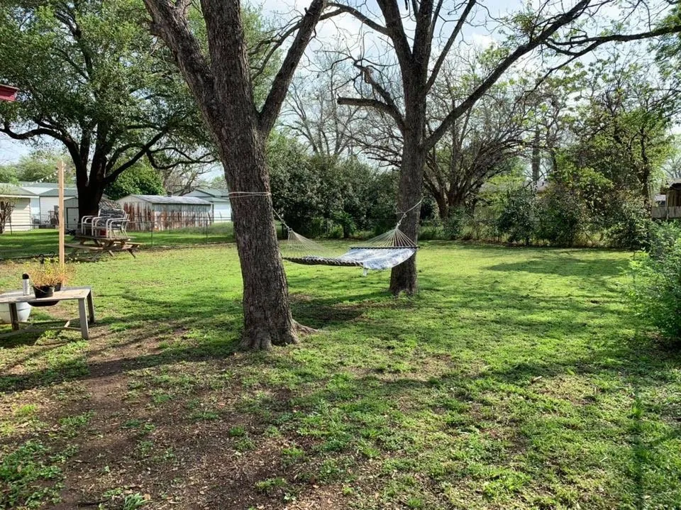 Affordable yard maintenance experts serving San Antonio, TX - Francis Lawn & Maintenance