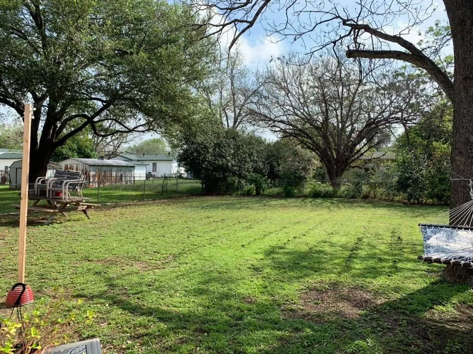 Trusted yard maintenance in San Antonio, TX - Francis Lawn & Maintenance