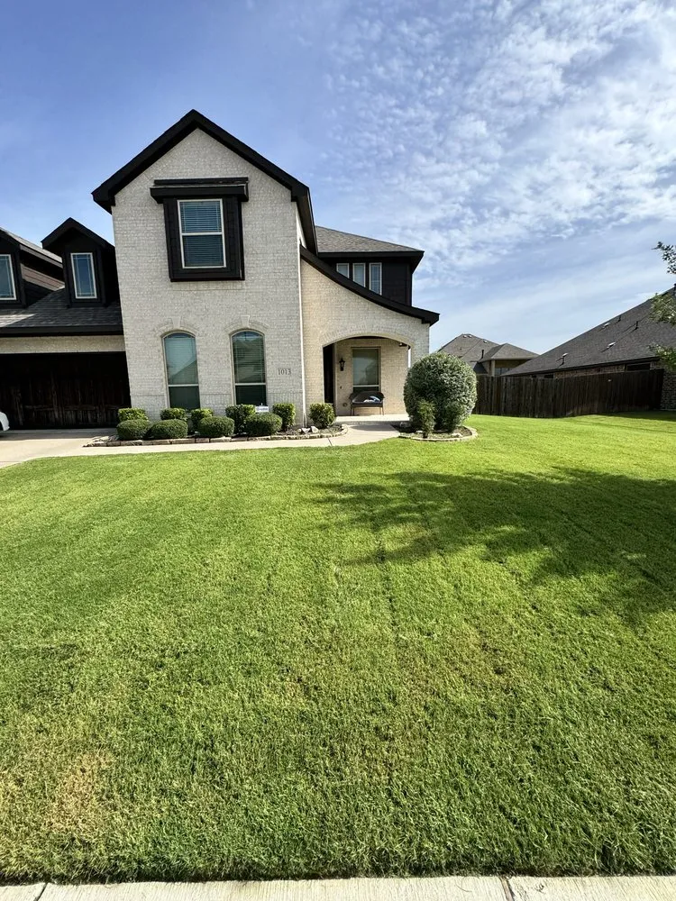 Expert outdoor landscaping for homes in Lancaster, TX by Francisco’s lawn services