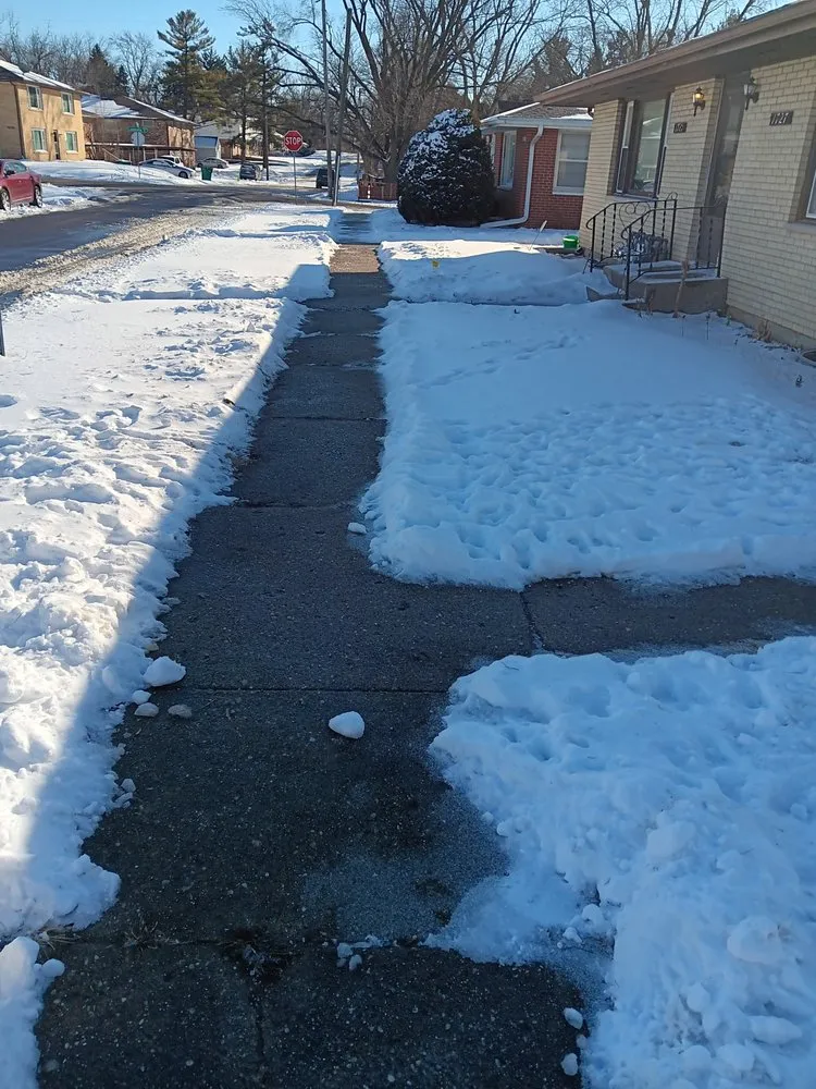 Local lawn mowing service in Rockford, IL by Franklyn's Lawn Care Service