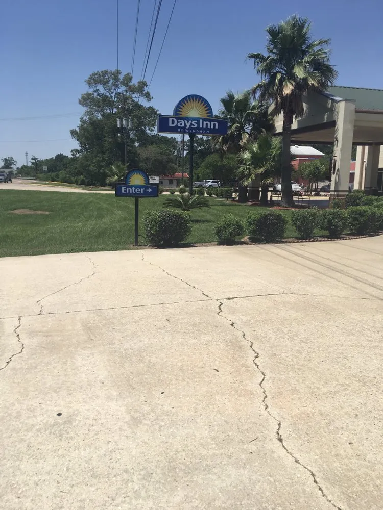 Professional yard maintenance in Rayne, LA - Franks Lawn & Maintenance