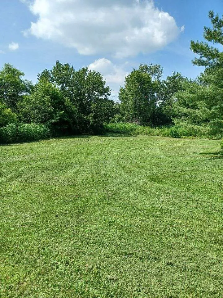 Expert garden landscaping with custom design in Columbus, OH by Fratelli’s lawn and landscape design