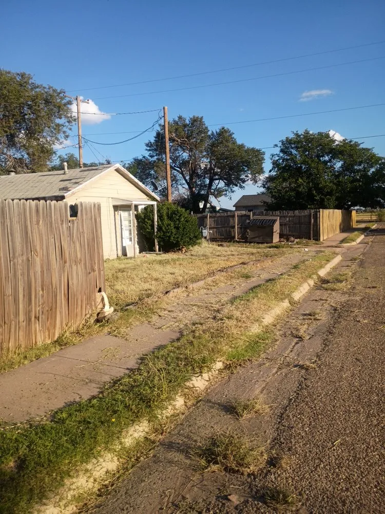Affordable garden landscaping for homes in Lubbock, TX by Free Birds Lawn Care Service