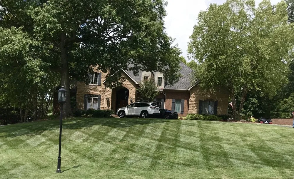 Custom lawn mowing service experts serving Bowling Green, KY - Freedom Cuts