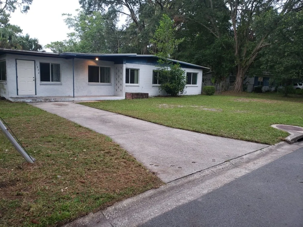 Reliable lawn mowing service experts serving Gainesville, FL - Freenys Lawn Service