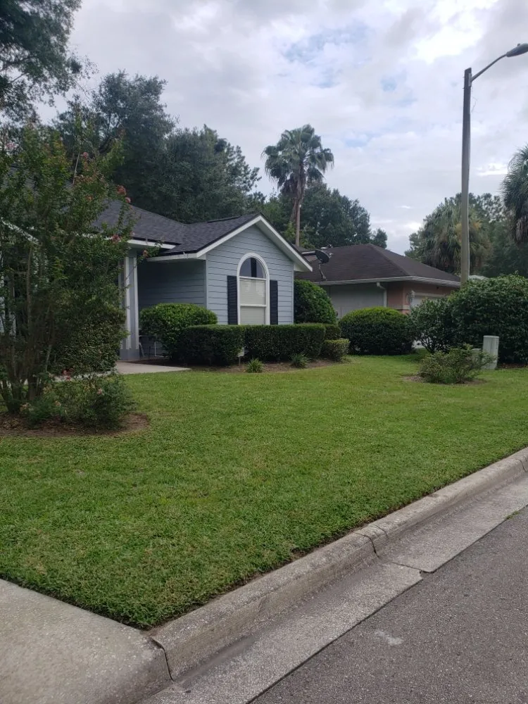 Affordable lawn mowing service in Gainesville, FL - Freenys Lawn Service