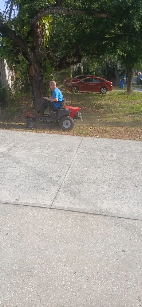 Trusted lawn care service in Tampa, FL - Fresh Cut Lawn Service and More