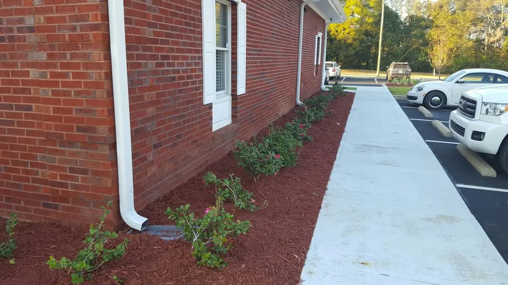 Custom lawn care service experts serving Chipley, FL - Fresh Cut Lawns Plus