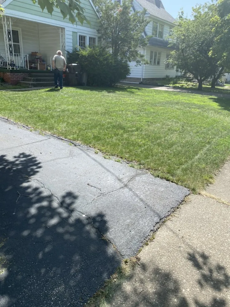 Local yard maintenance experts serving Peoria, IL - Fresh Cuts Lawn Care