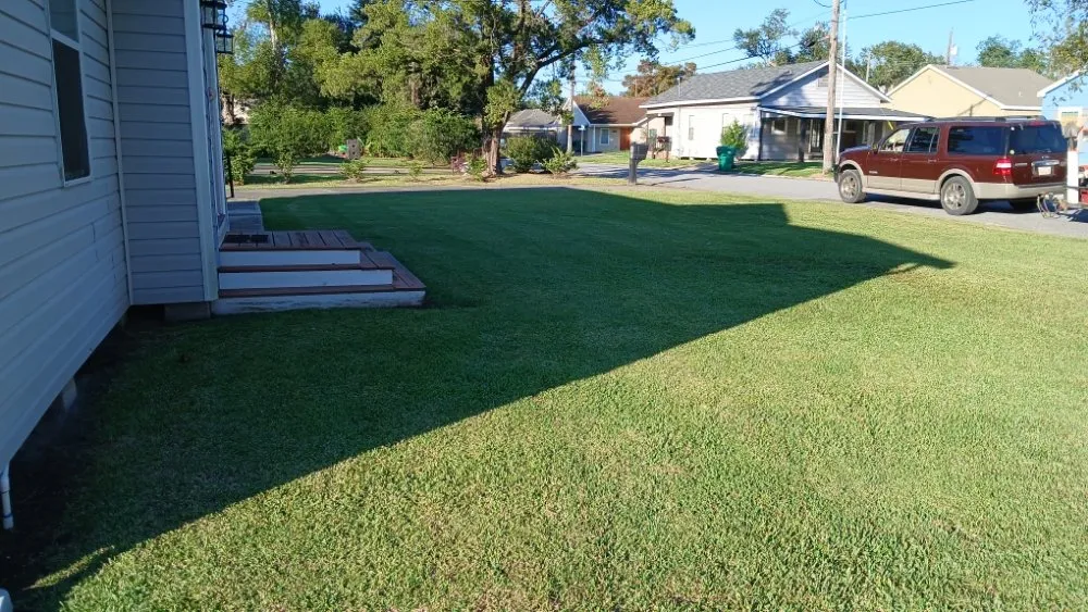 Reliable yard maintenance in Sulphur, LA by Fresh Cutz Lawn Care