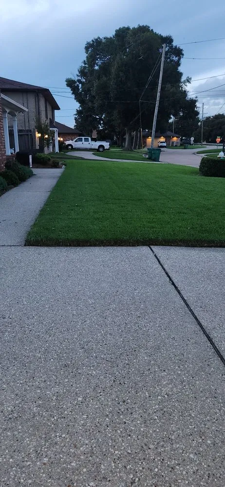 Professional lawn mowing service in River Ridge, LA - Fresh Kutz Lawncare & Landscape