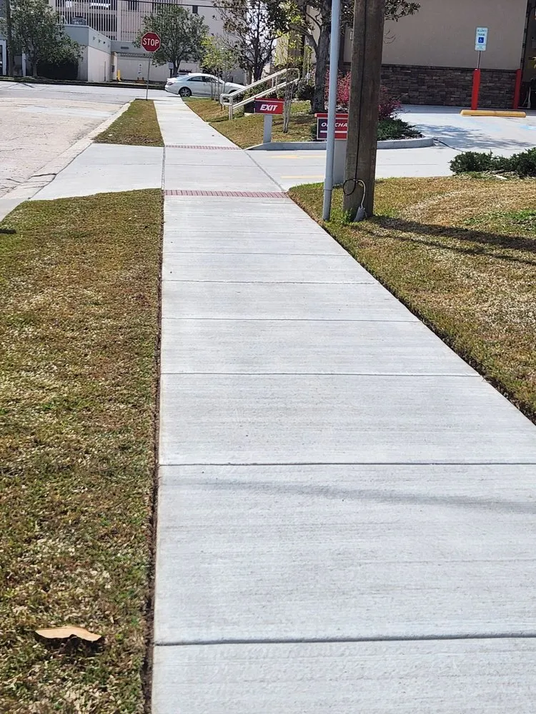 Trusted lawn mowing service in River Ridge, LA - Fresh Kutz Lawncare & Landscape