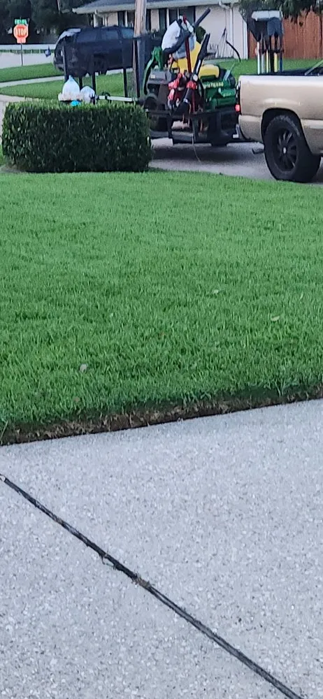 Professional lawn mowing service experts serving River Ridge, LA - Fresh Kutz Lawncare & Landscape