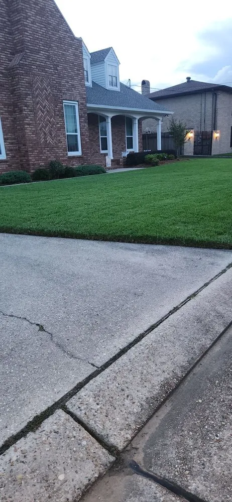 Professional outdoor landscaping experts serving River Ridge, LA - Fresh Kutz Lawncare & Landscape