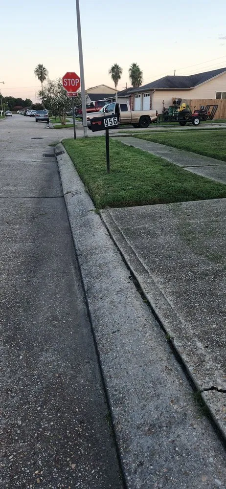 Expert outdoor landscaping with custom design in River Ridge, LA by Fresh Kutz Lawncare & Landscape