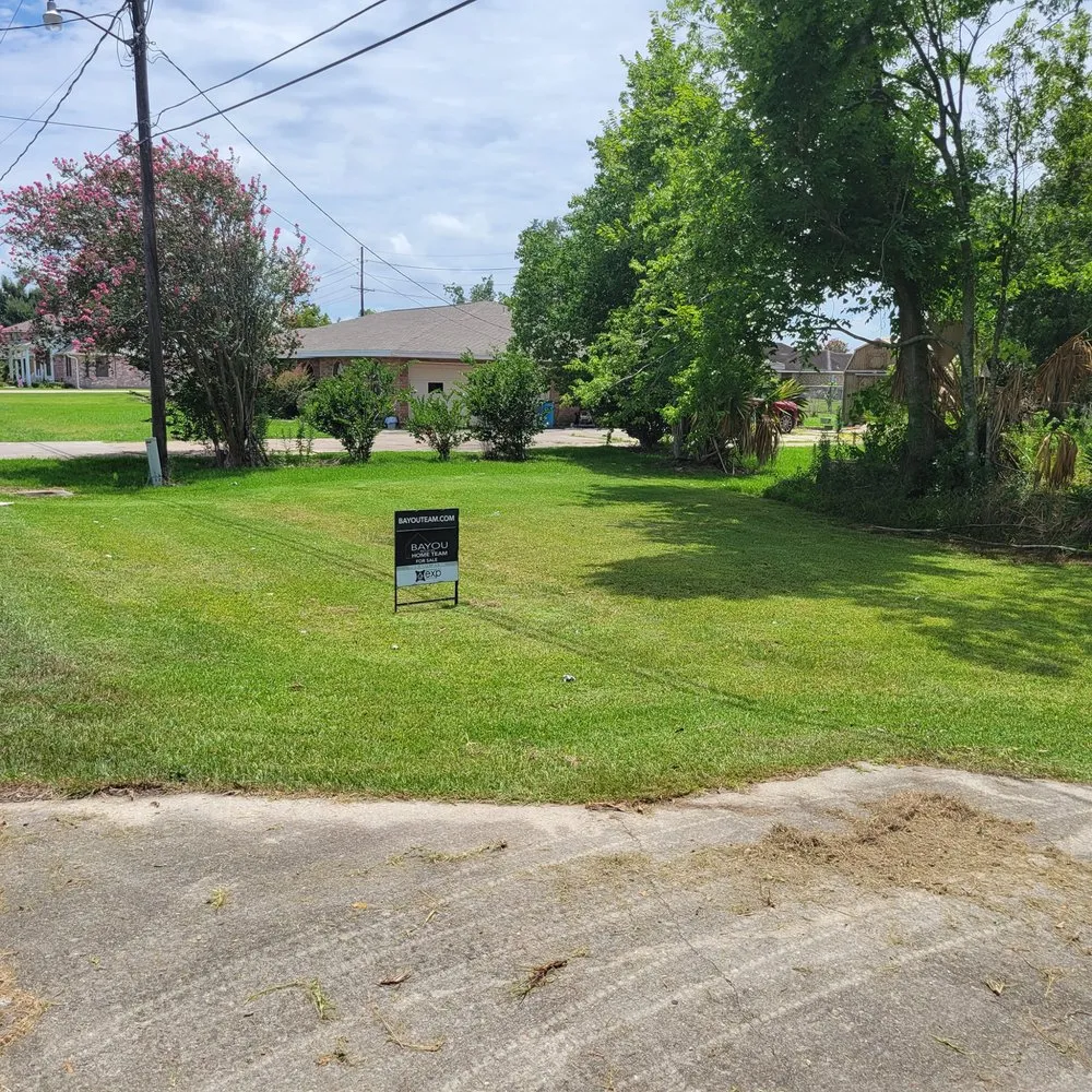 Custom yard cleanup service experts serving Houma, LA - Fresh Look Lawn Care