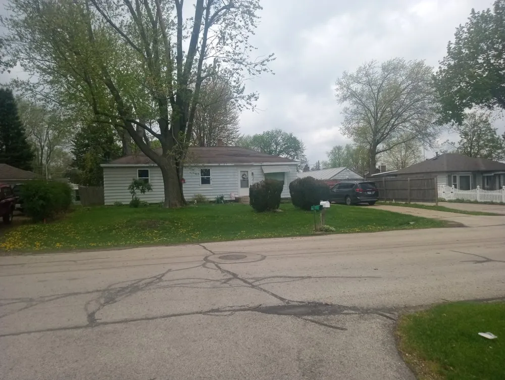 Reliable yard cleanup service for year-round maintenance in Sterling, IL by Fresh Looks