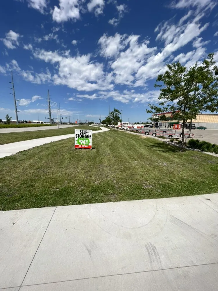 Professional lawn care service in Moorhead, MN - Fresh Mows Landscaping