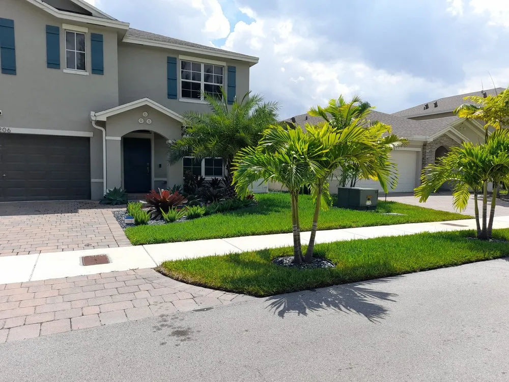 Expert lawn mowing service in Azalea Park, FL by FreshCutz Lawnscaping