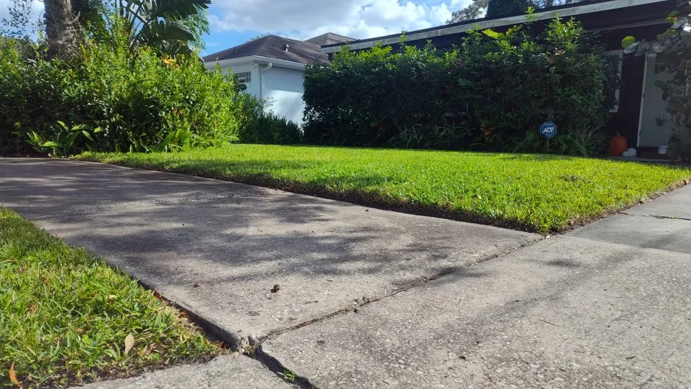 Professional lawn mowing service in Azalea Park, FL - FreshCutz Lawnscaping