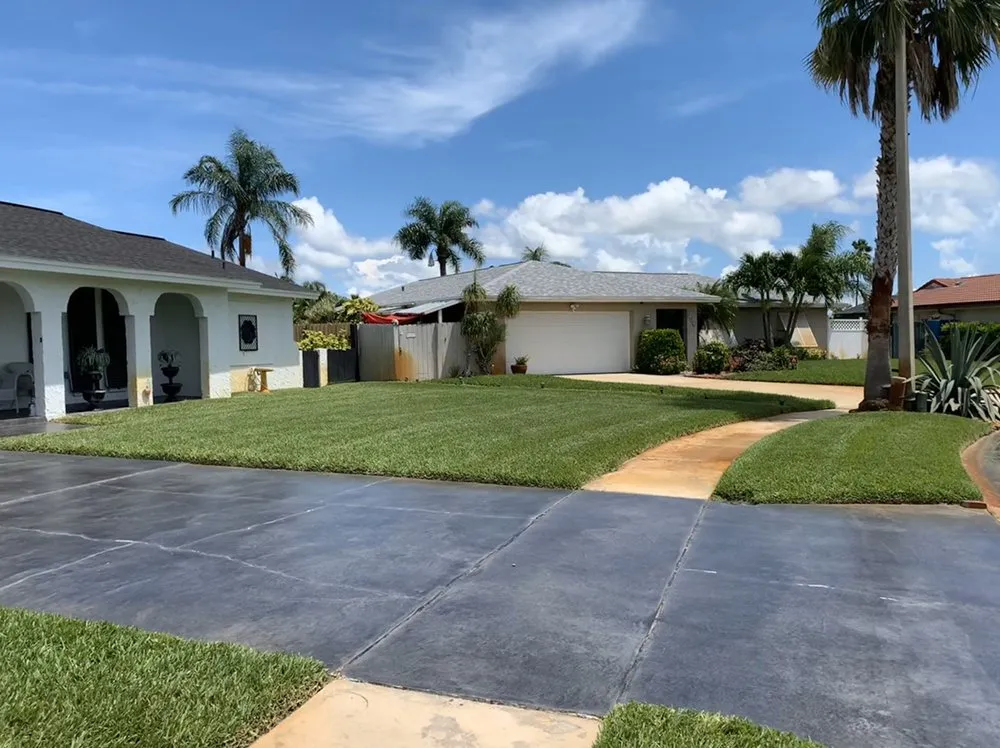 Custom lawn mowing service with custom design in Melbourne, FL by Freys Lawn Care service