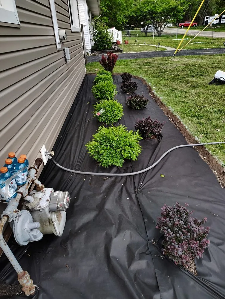 Custom residential landscaping in Carpentersville, IL by Friends landscaping
