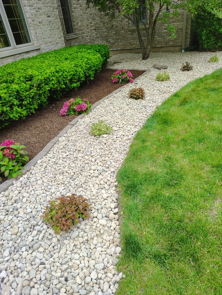 Top-rated yard maintenance in Carpentersville, IL - Friends landscaping