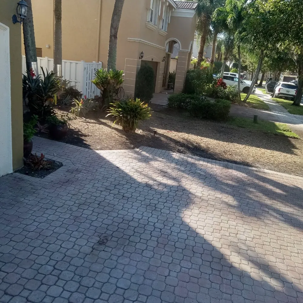 Top-rated lawn care service in Miami, FL - Friends Lawn Service