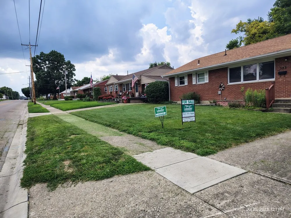 Affordable lawn mowing service for homes in Middletown, OH by Frosty's Family Lawn Care