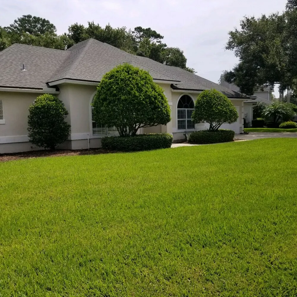 Professional lawn care service experts serving Jacksonville, FL - Full Circle Lawn Care