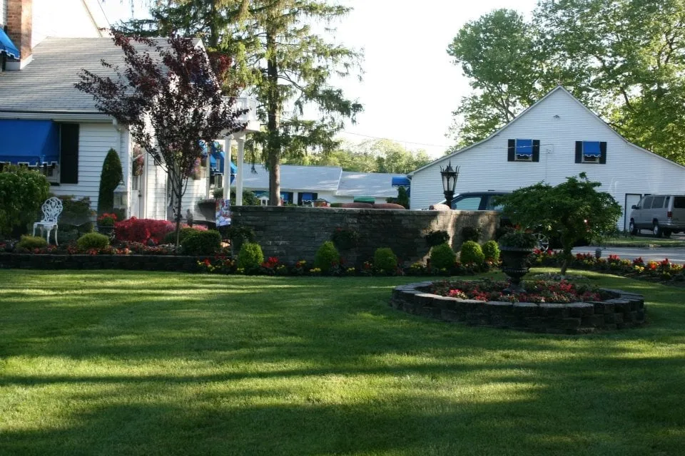 Affordable residential landscaping in Farmingdale, NJ by G & L Lawn Service