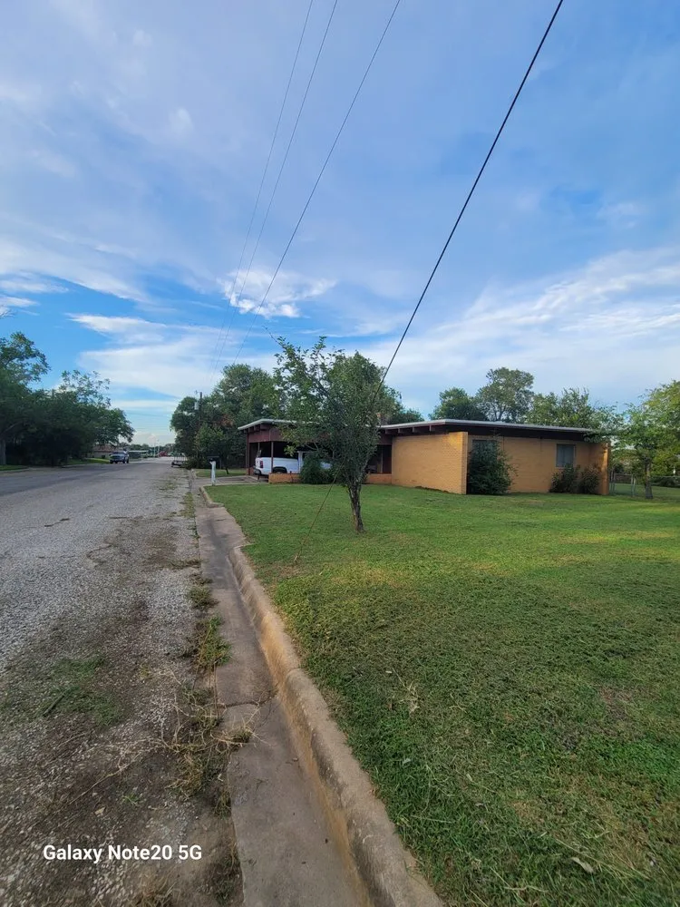 Local yard cleanup service for year-round maintenance across Giddings, TX - G and T Lawn and Handyman Services