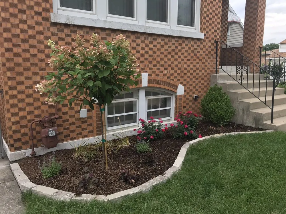Professional yard maintenance in Des Plaines, IL - G. Ramirez Landscaping